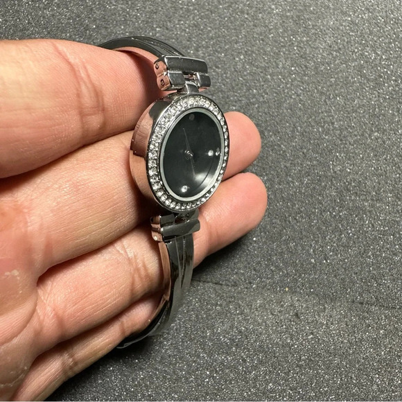 Ladies quartz silver tone diamond accent wrist watch working with new battery - Picture 3 of 9